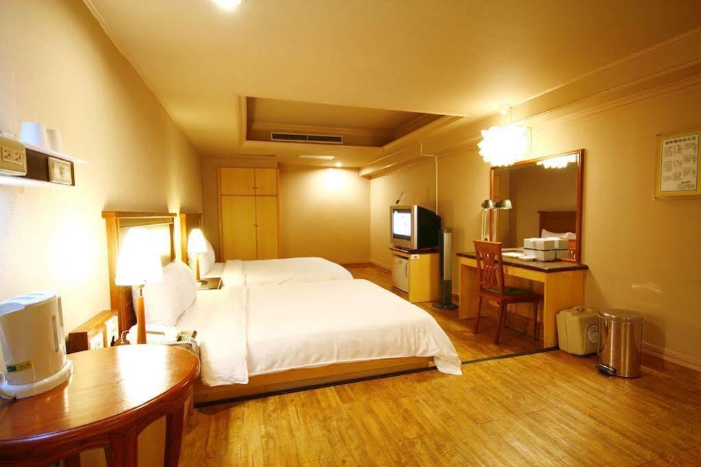 Kindness Hotel - Yuanlin Bagian luar foto